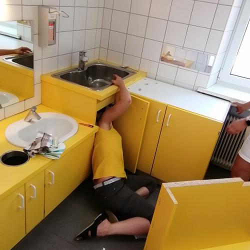 Barbara entfernt den Wickeltisch