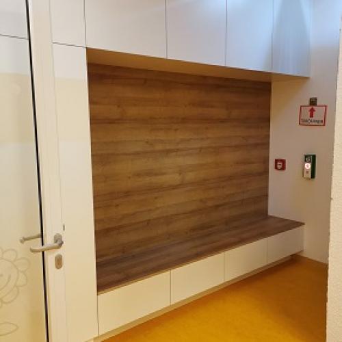 Einbauschrank mit Sitzgelegenheit im Stiegenhaus
