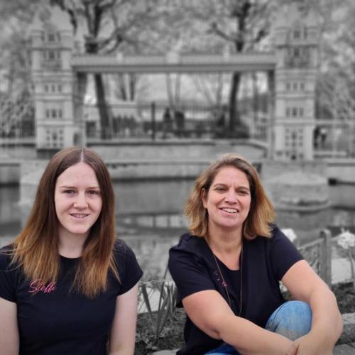Zwei Frauen vor der Tower Bride. Die Personen sind in Farbe, der Hintergrund  in schwarz-weiß