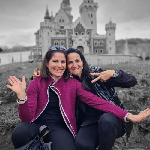 Zwei Pädagoginnen vor dem Schloss Neuschwanstein