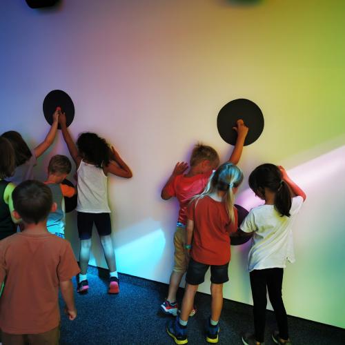 Die Kinder an der Singing Wall im Audioversum. Diese verleiht den eigenen Bewegungen eine Melodie