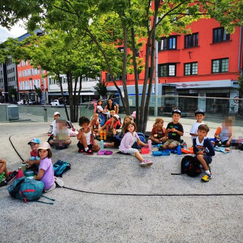 Kinder die am Landhausplatz jausnen