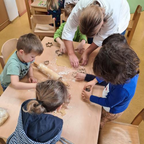 Kinder beim Ausstechen der Plätzchen