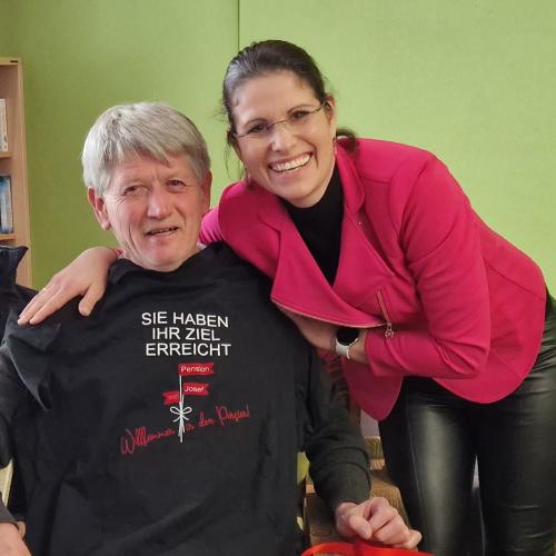 Josef Gruber mit der Kindergartenleiterin Barbara und dem Geschenk des Teams