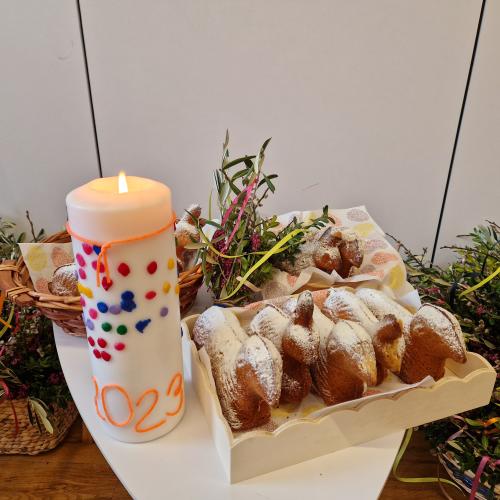 Selbst gebackene Osterlämmchen , Palmbuschen der Kinder und eine Osterkerze
