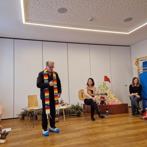 Der Herr Pfarrer Josef Scheiring mit seiner bunten Stola  und zwei Pädagogen 