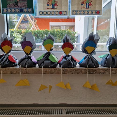 Der Lavendel kommt mit Reis und Rosenblättern in das Säckchen. Daraus basteln wir bunte Vögel