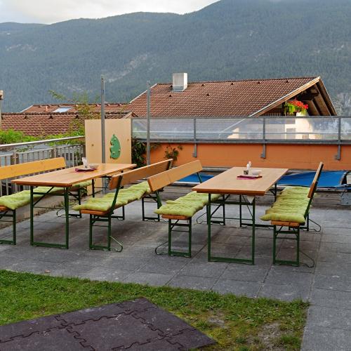Zwei Biertischgarnituren stehen im Kinderkrippengarten