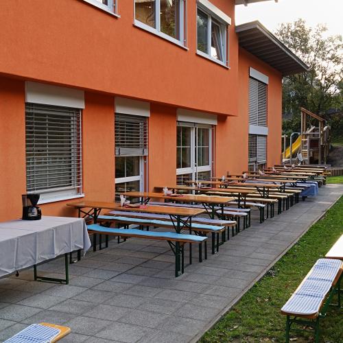 12 Biertischgarnituren sind im Garten für die Gäste aufgestellt