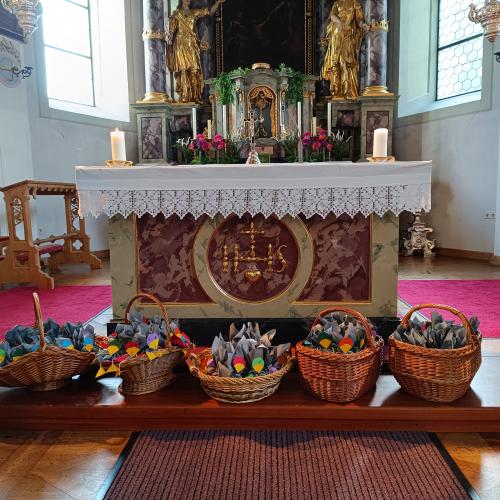 Unsere Lavendelvögel in Körben vor dem Altar