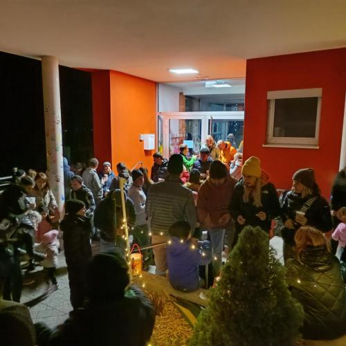 Viele Besucher stehen am Vorplatz des Kindergartens zusammen