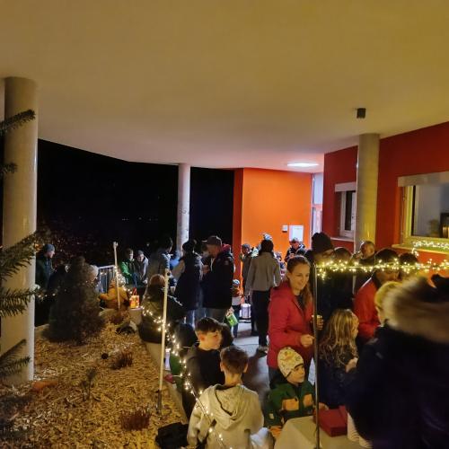 Schnappschuss, Viele Besucher stehen beim Buffet an