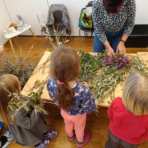 Die Kinder können mit den Bäuerinnen einen Palmbuschen binden