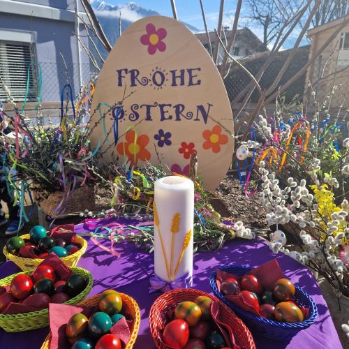 Osteraltar mit Osterkerze, Eiern, Palmbuschen und Kresse im Garten