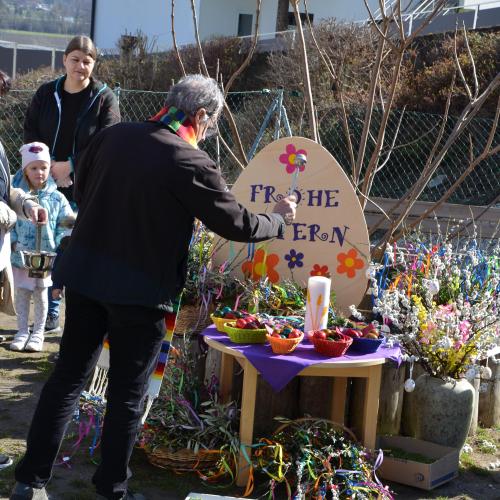 Der Herr Pfarrer segnet die Ostereier und die Palmbuschen der Kinder