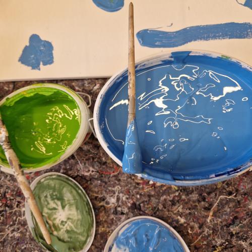 Eine grüne und eine blaue Farbe im Kübel