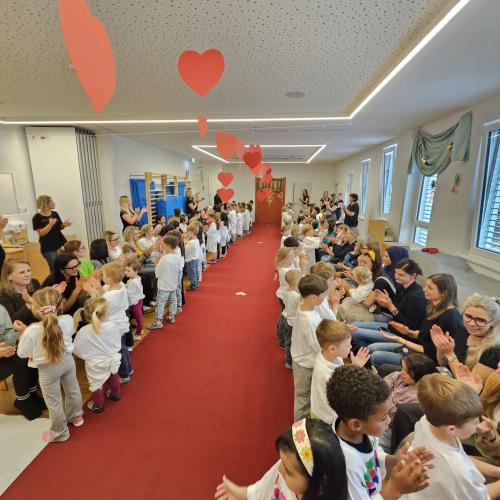 Die Kinder singen ihrer Mama das Muttertagslied
