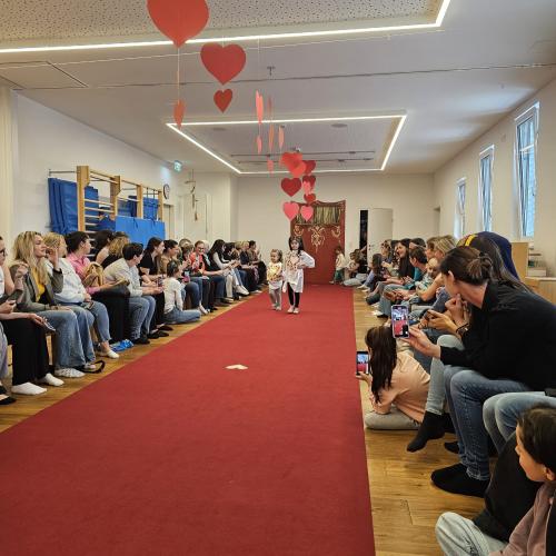Die Eltern erwarten das nächste Kind am Catwalk