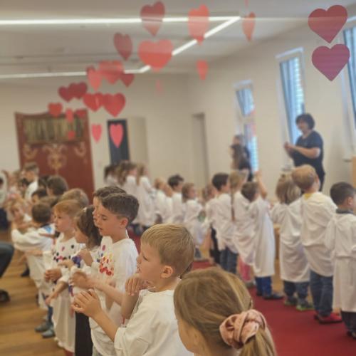 Die Kinder klatschen zur Eingangsmelodie
