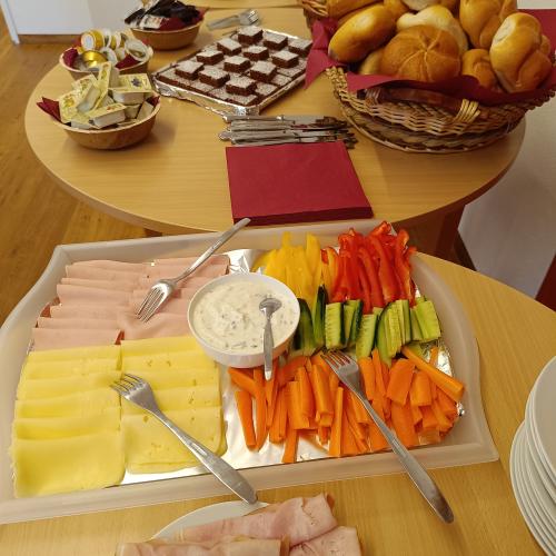 Eine Wurst und Gemüseplatte für das Vatertagsfrühstück