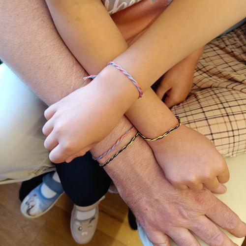 Eine Vaterhand mit zwei Kinderhänden