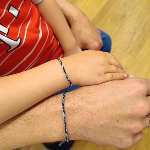 Zwei Hände von Vater und Kind