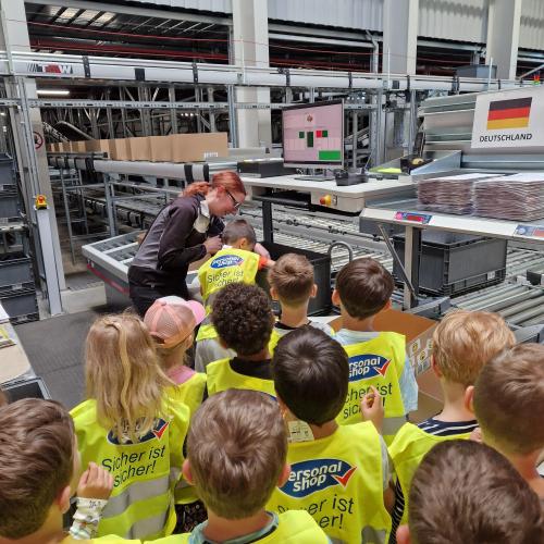 Die Kinder helfen beim befüllen des Paketes