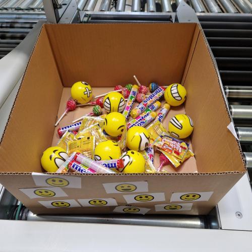 Das Paket ist mit lauter Süßigkeiten und Spielsachen gefüllt