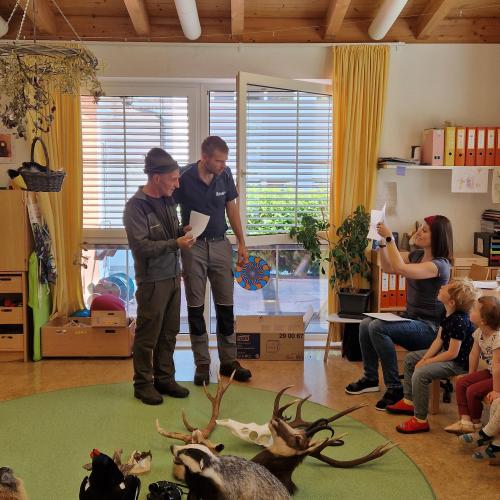 Hansi und Magnus erraten die Waldtiere, die die Kinder gezeichnet hatten
