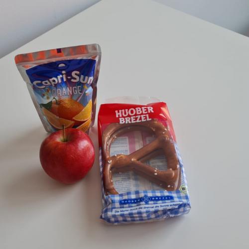 Unser Jausenpaket ( Apfel, Breze und Saft)