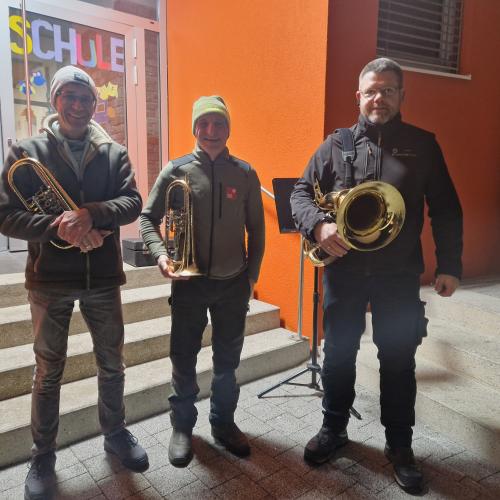 3 Musikanten mit ihren Instrumenten. Sie spielten beim Einzug der Kinder