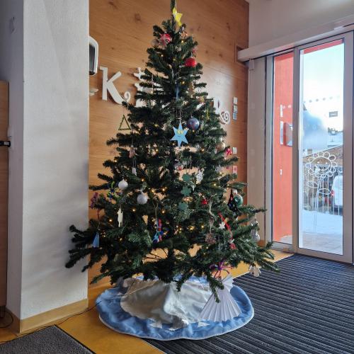 Der geschmückte Christbaum steht im Eingangsbereich