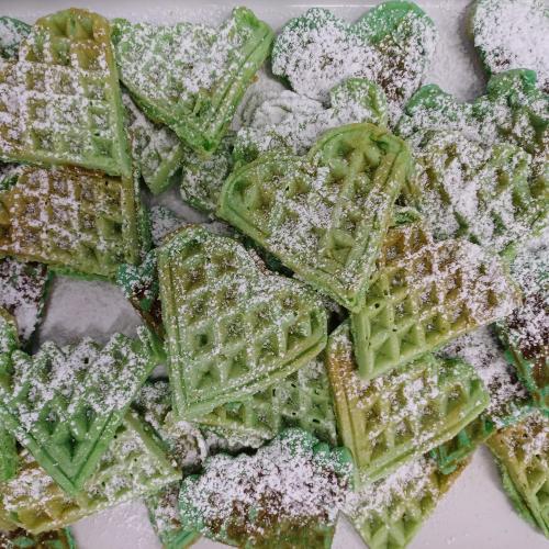 Grüne herzförmige Waffeln