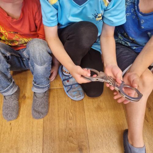 Kinder begutachten Handschellen