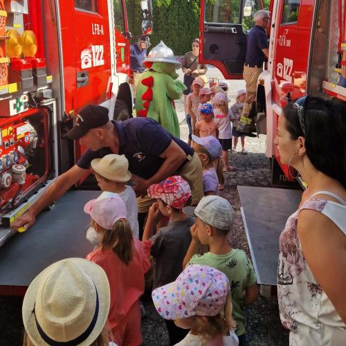 Die Kinder begutachten den Inhalt des Feuerwehrautos