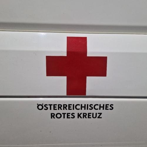 Das Rote Kreuz am Rettungsauto fotografiert