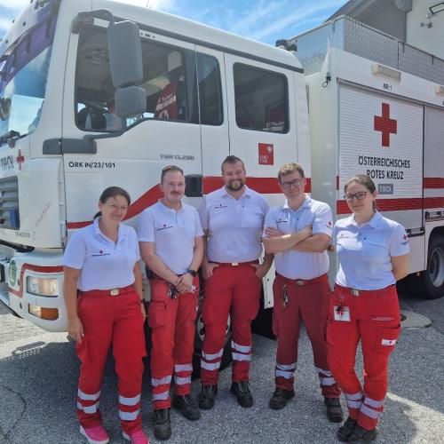 Das Team der Rettungsleute vor dem Einsatzfahrzeug