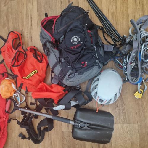 Viele verschiedenste Utensilien aus dem Bergrettungsrucksack
