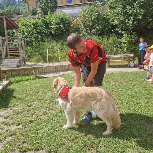 Stefan Falschlunger mit seinem Bergrettungshund Swea