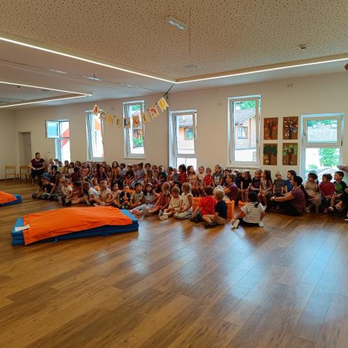 Alle Kinder warten gespannt auf die Zuschauer für unser "Rausscheißerfest"
