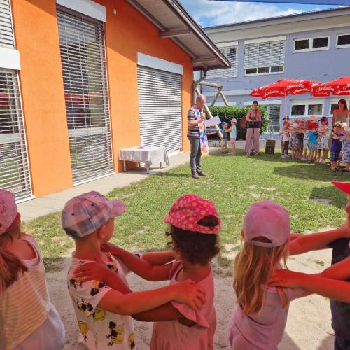 Beim Segen schauen immer zwei Kinder zueinander und legen die Hände dem anderen auf die Schultern