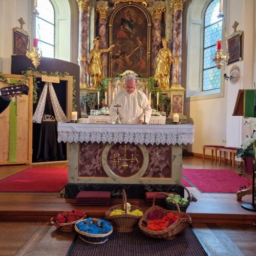 Der Pfarrer Josef hinter dem Altar