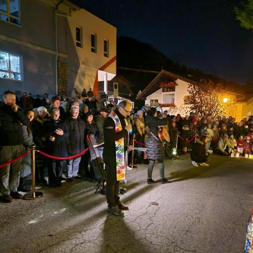 Pfarrer Josef steht vor den vielen Besuchern undspricht zum Thema Hl. Martin und