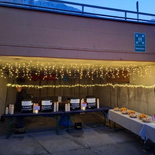 Der Platz für Ausschank und Kastanien nach der Darbietung der Kinder beim Laternenumzug