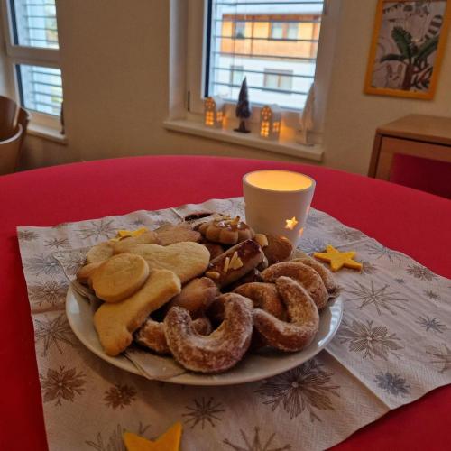 Ein mit Keksen und Teelicht geschmückter Tisch