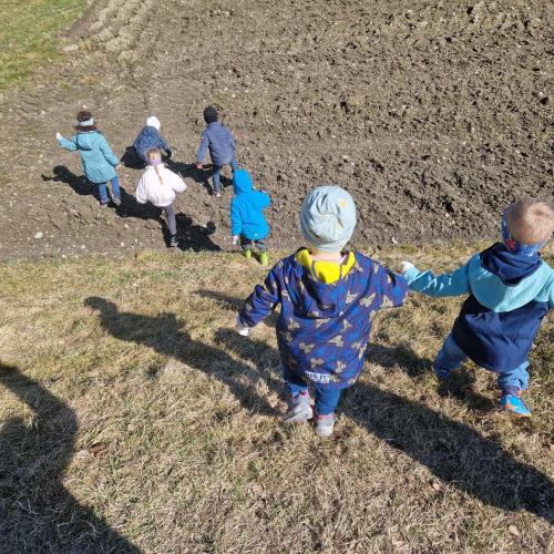 Kinder,die im Feld nach Müll suchen