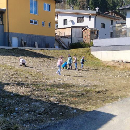 Kinder die am Feld nach Müll suchen