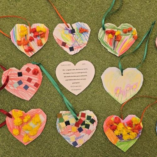 Die bunt verzierten Herzen  sind bereit zum Verteilen 