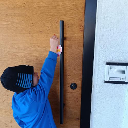 Ein Kind hängt ein Herz an die Tür