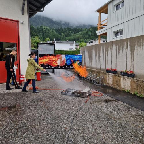 Barbara beim Löschen eines Feuers im Zuge der Feuerlöschübung